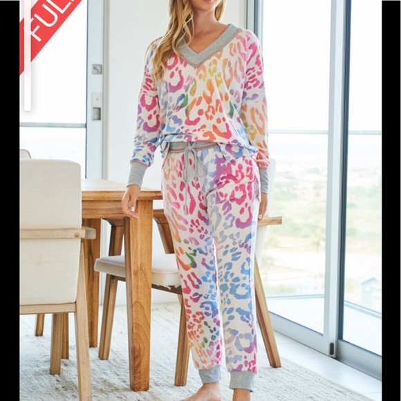 🌟SALE🌟Cheetah Print Top - Picture 3 of 7